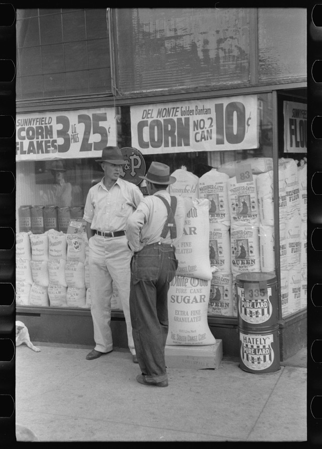 Farmers in front of store on Saturday afternoon in Cave City [actually Horse Cave], Kentucky