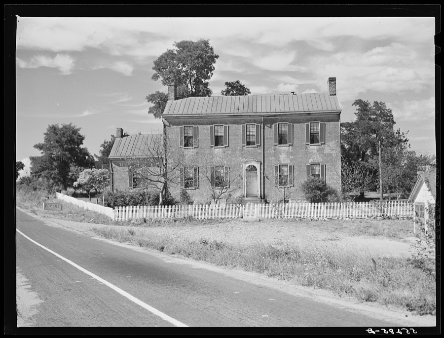 Old home for sale along the highway near Bardstown, Kentucky