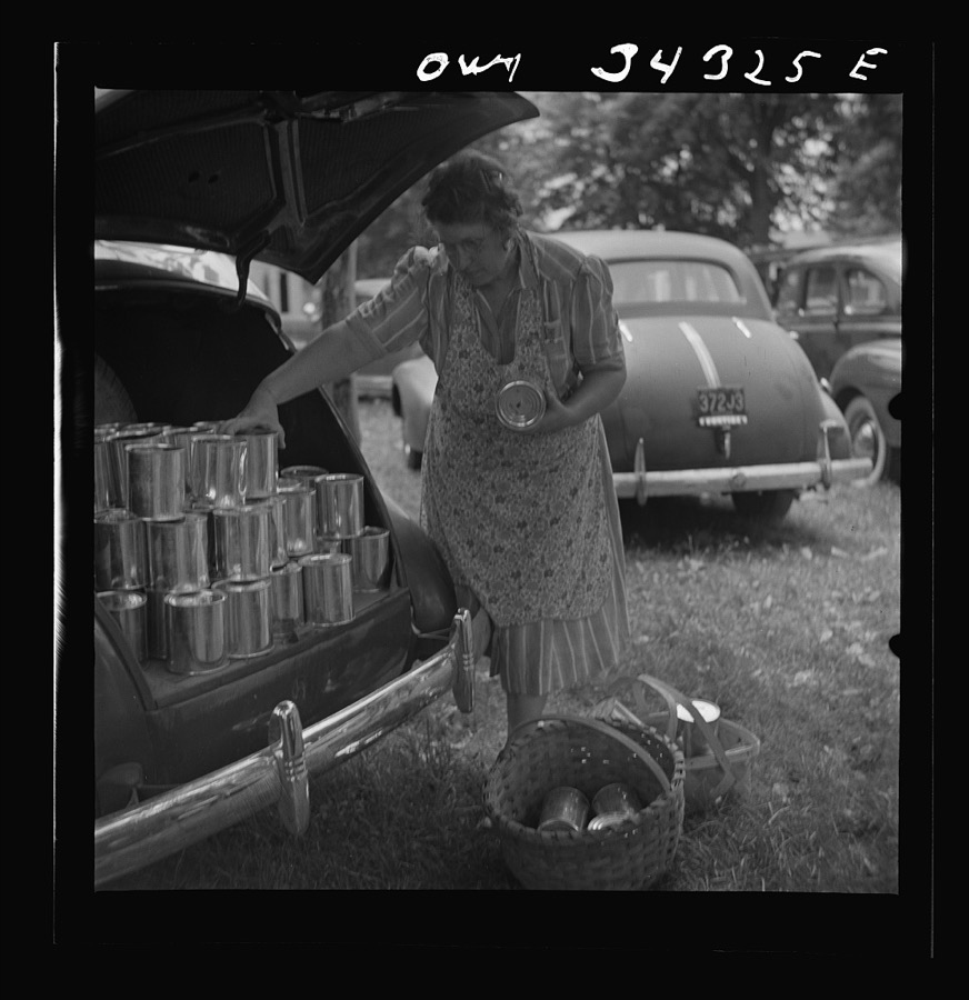 Jeffersontown, Kentucky. The Jefferson County community cannery, started by the WPA (Work Projects Administration), now conducted by the state(?) vocational education department. Women pay three cents each for cans and two cents per can for use of the pressure cooker. Mrs. Sherman Vogt loading the back of the car with some of her 150 cans of string beans