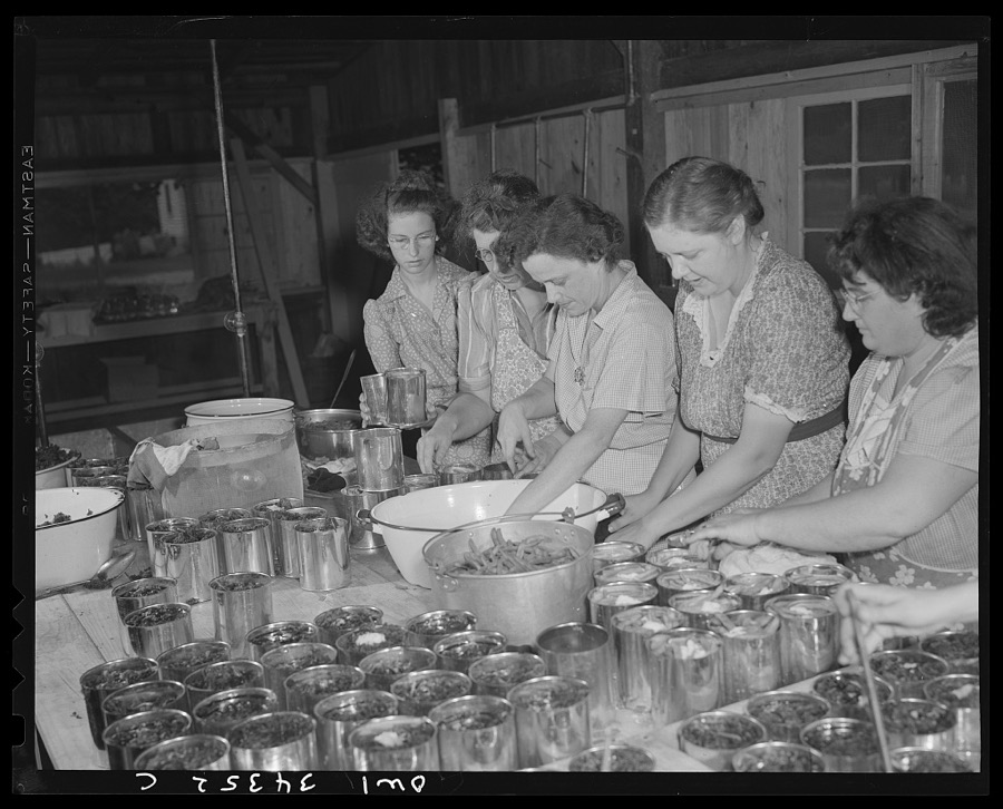 Jeffersontown, Kentucky. The Jefferson County community cannery, started by the WPA (Work Projects Administration), now conducted by the state (?) vocational education department. Women pay three cents each for cans and two cents per can for use of the pressure cooker. Women preparing cans to be heated and cooked