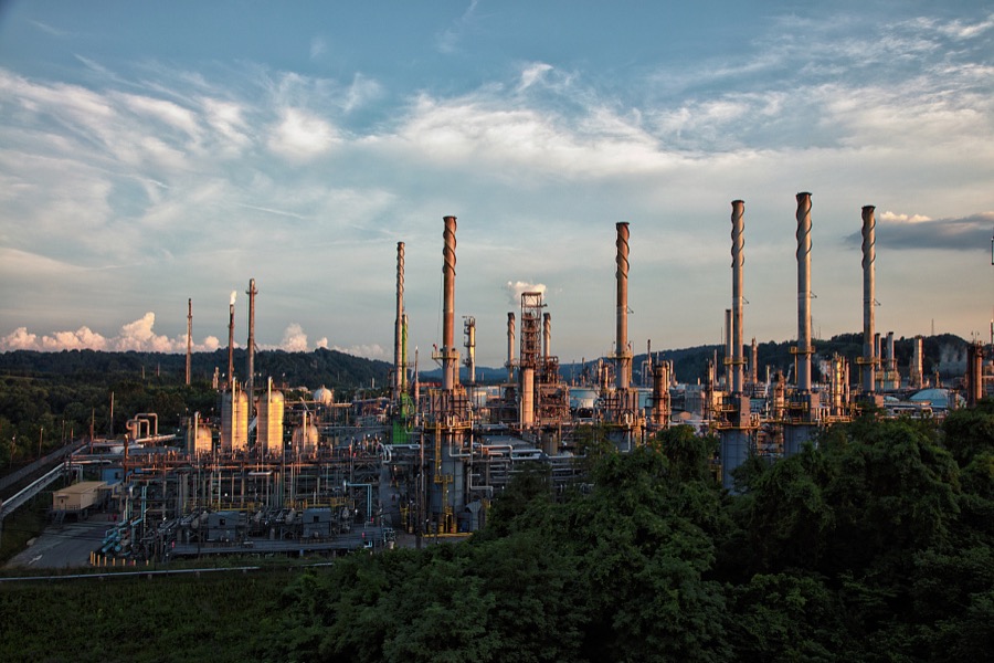 A large Marathon Oil refinery, on the Big Sandy River in the town of Catlettsburg, Kentucky, was built in 1916