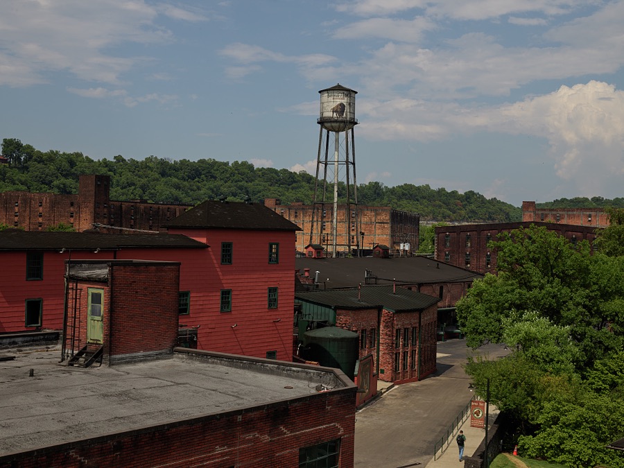 Along with its rich bluegrass and annual $4.5-billion horse raising, racing, and sales industry, the American Mid-South state of Kentucky is renowned for its bourbon whiskey