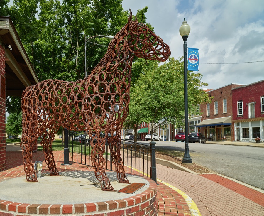 This horse made of horseshoes and chains in Franklin, Kentucky, was constructed by students at Franklin-Simpson High School