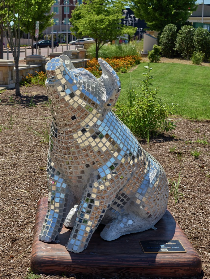One of several "oink for Owensboro" memorials in the Ohio River city of Owensboro, Kentucky's fourth-largest city