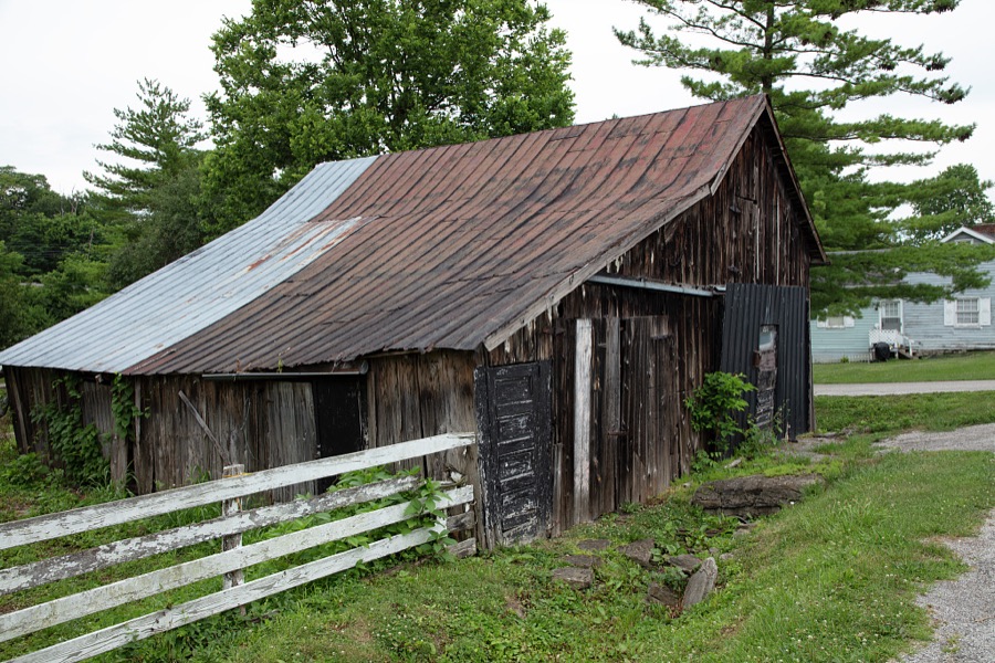 Vintage barn in Old Washington, once a stand-alone Kentucky settlement now (as of 2020) incorporated into the Ohio River city of Maysville