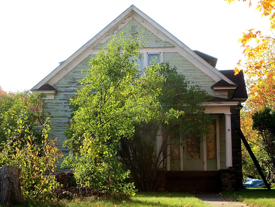 Photograph of House at 902 Selden Road