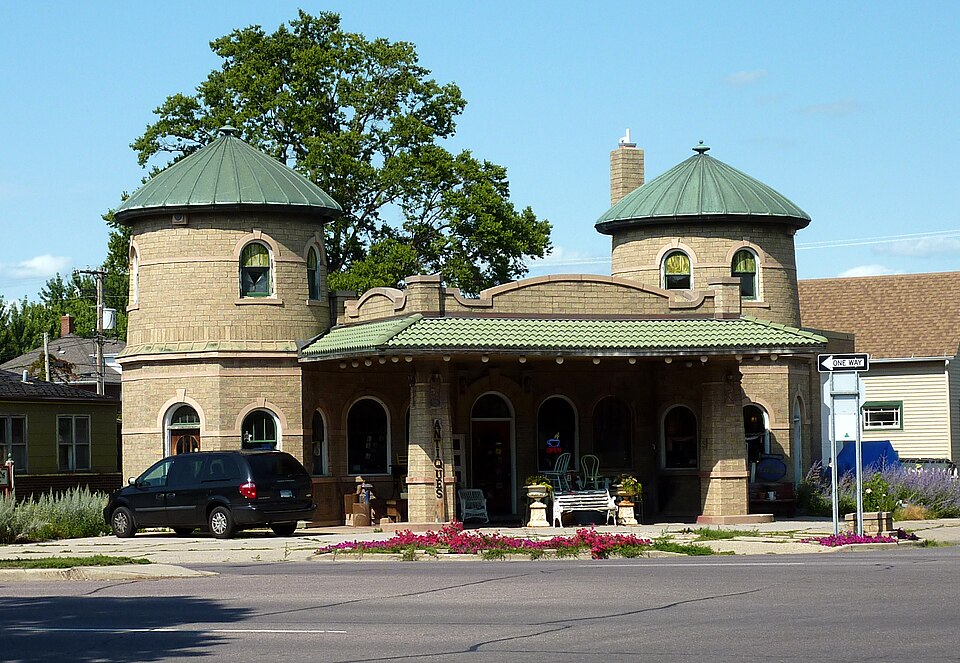 Photograph of New Ulm Oil Company Service Station