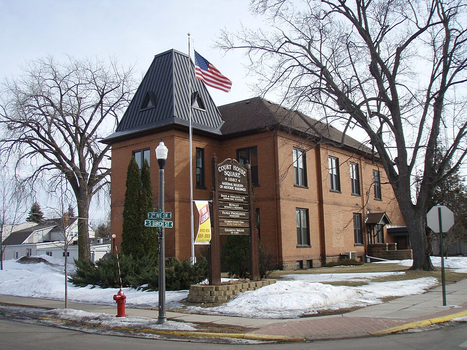 Photograph of Isanti County Courthouse