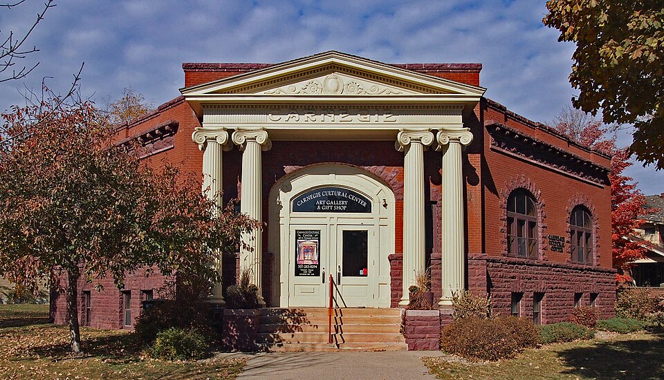 Photograph of Luverne Carnegie Library