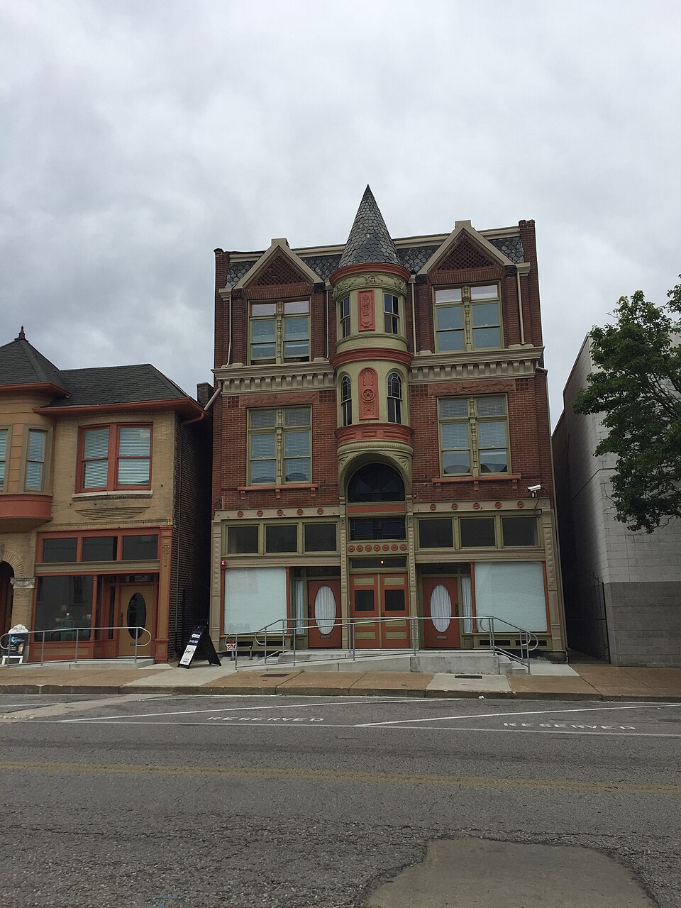 Photograph of Building at 3910-12 Laclede Ave.