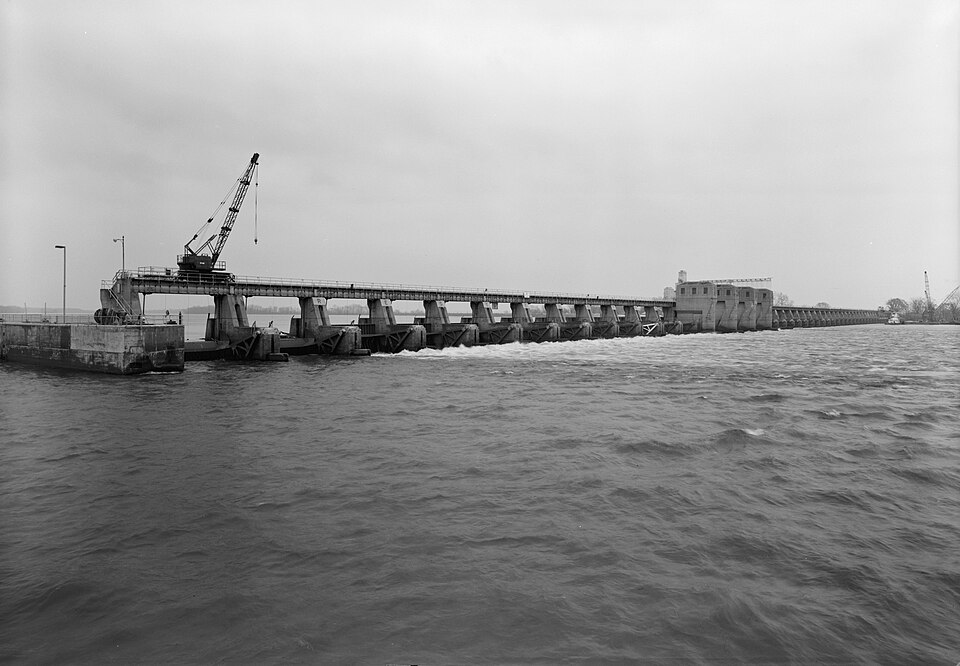Photograph of Lock and Dam No. 20