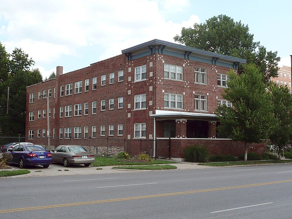 Photograph of Gillham Court Apartments Building