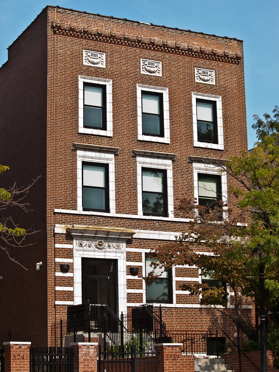 Photograph of Pendennis Club Apartment Building