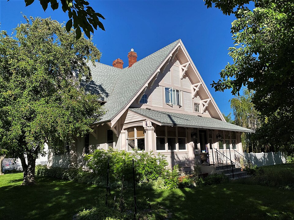 Photograph of House at 301 Eighth Avenue, South