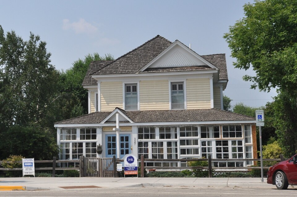 Photograph of DeNayer House