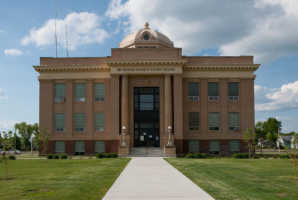 Photograph of McIntosh County Courthouse