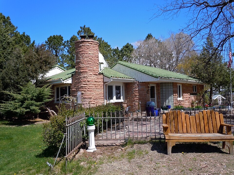 Photograph of Dr. Burdette and Myrna Gainsforth House