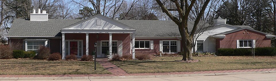 Photograph of Marion and Ruth Ann Dole House