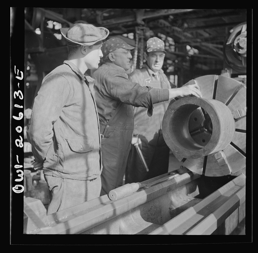 Clovis, New Mexico. A machinist in the Atchison, Topeka and Santa Fe Railroad locomotive shops, John Corey, working at an engine lathe making steel bushing with Sergeant Bowman of the United States Army Railroad Battalion who is stationed at Clovis