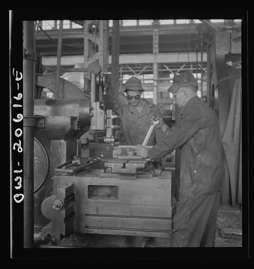 Clovis, New Mexico. Private Frank Donath of Sedalia, Missouri, learning to use a shaper under the direction of A.R. Rose, machinist at the Atchison, Topeka and Santa Fe Railroad locomotive shops. Private Donath is a member of the United States Army railroad battaloin stationed at Clovis