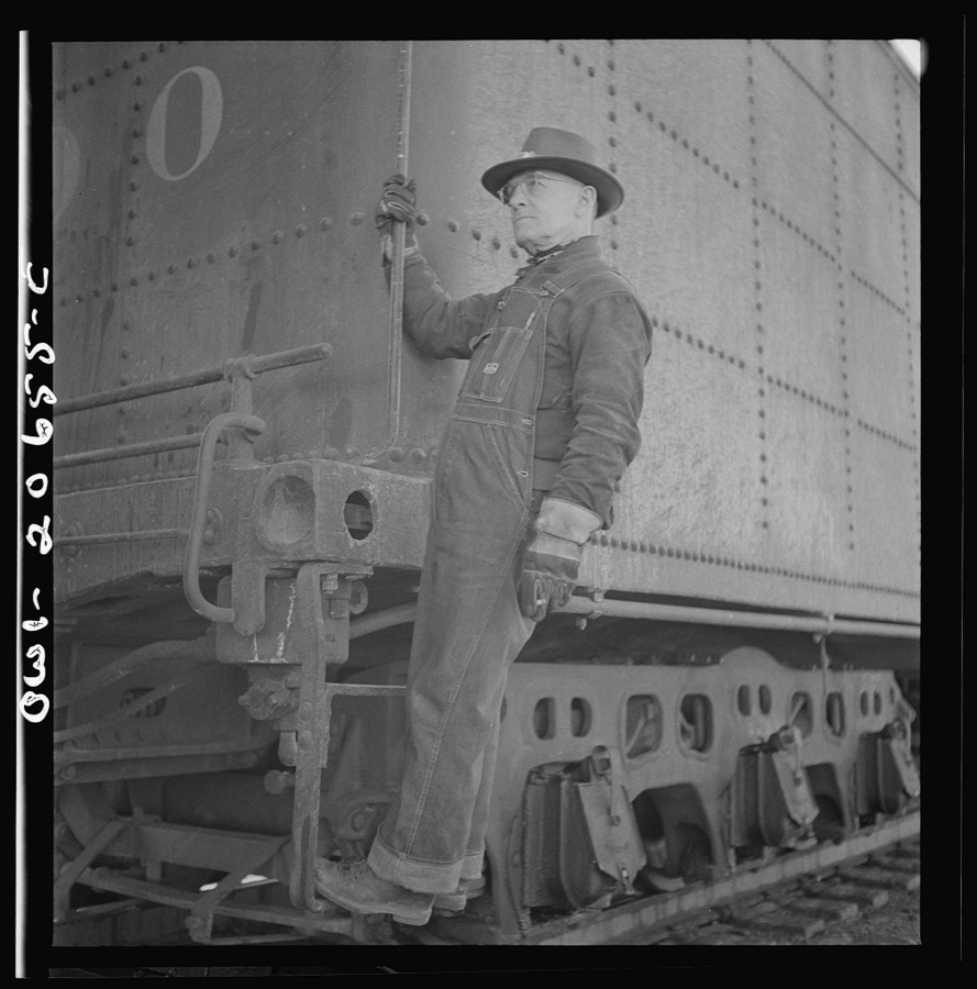 Ricardo, New Mexico. Head brakeman Thomas H. Knight on the Atchison, Topeka, and Santa Fe Railroad between Clovis and Vaughn, New Mexico