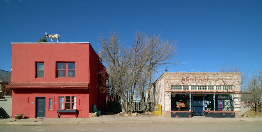 The small, south-central New Mexico town of Carrizozo, with a population of 1,000 or so (as of 2021), was a modestly thriving railroad hub where cattle raised in the vast ranches nearby were shipped off to market