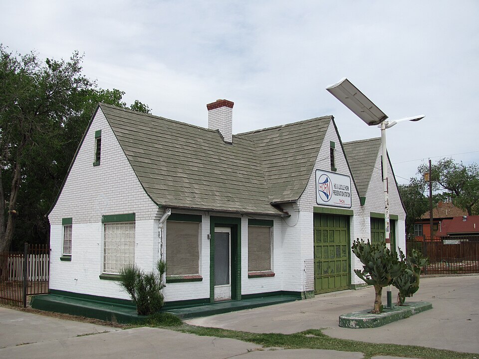 Photograph of Huning Highlands Conoco Service Station