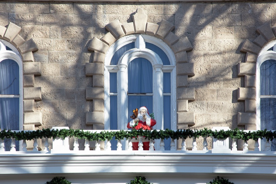 A twinkly seasonal visitor to the balcony of the Nevada capitol in Carson City, the small capital city (55,000 population as of 2020) near the large gambling haven of Reno in the western state of Nevada