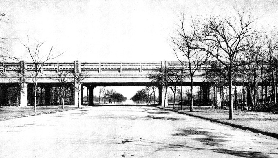Photograph of Pelham Parkway station (IRT White Plains Road Line)