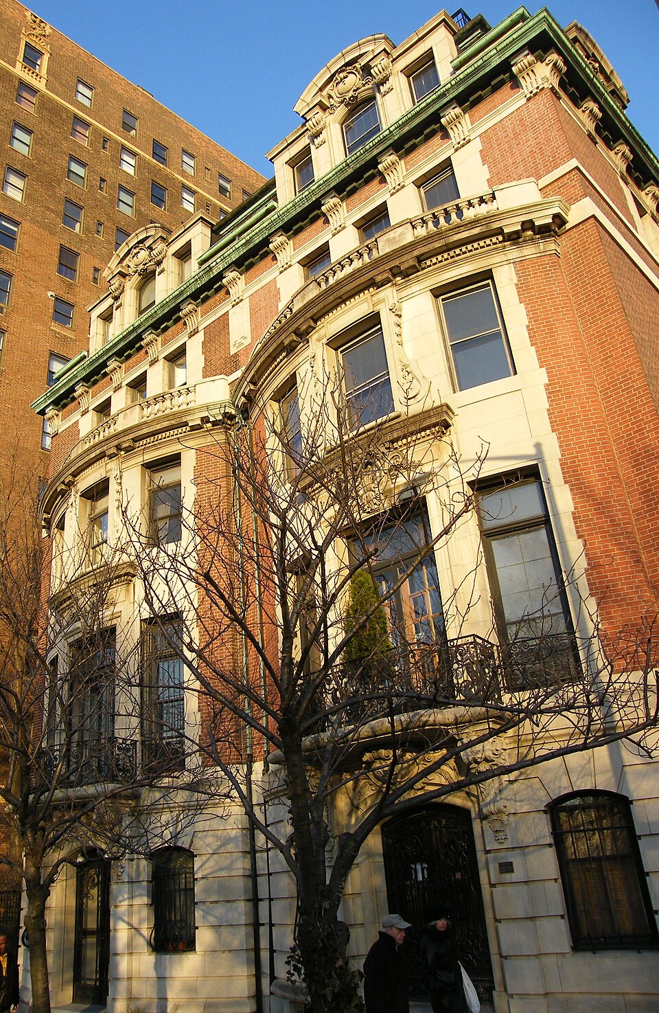 Photograph of Townhouses at 352 and 353 Riverside Dr.