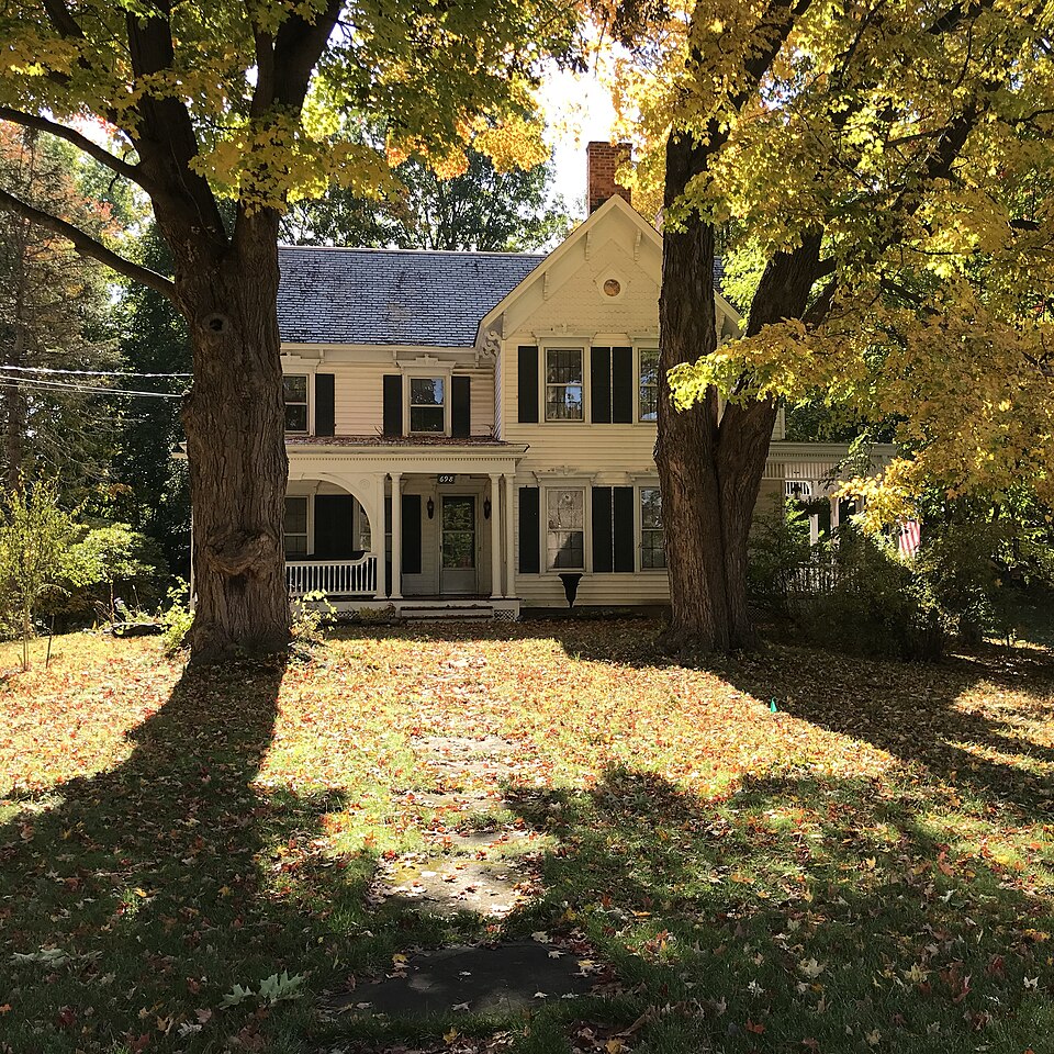 Photograph of House at 698 Kenwood Avenue