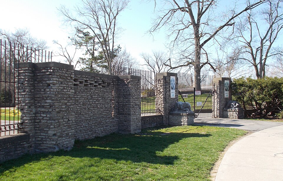 Photograph of Buffalo Zoo Entrance Court