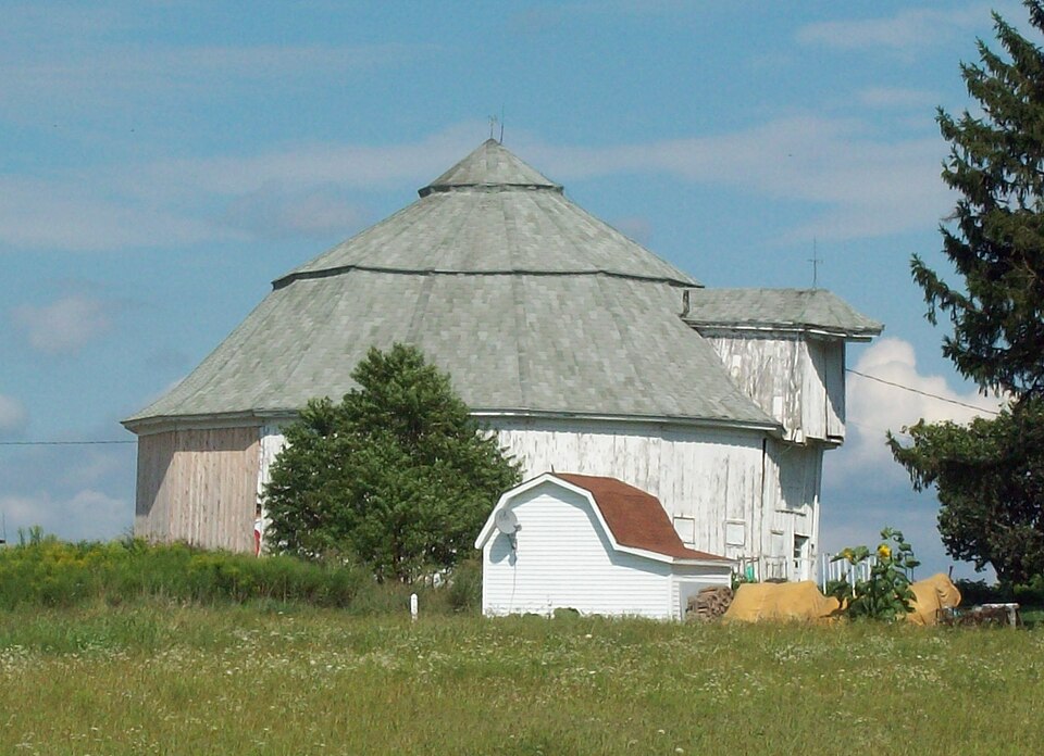 Photograph of Gamel Hexadecagon Barn