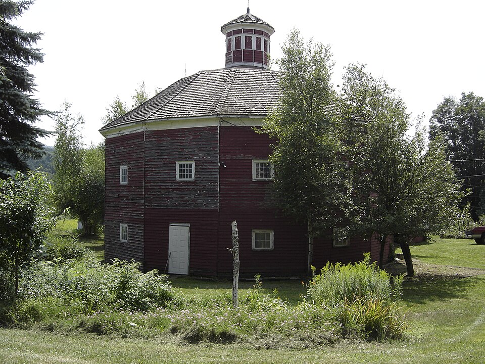 Photograph of Parker 13-Sided Barn