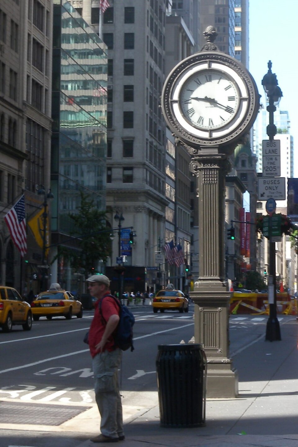 Photograph of Sidewalk Clock at 522 5th Avenue