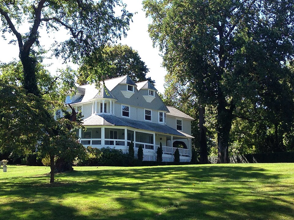 Photograph of Bay Crest Historic District
