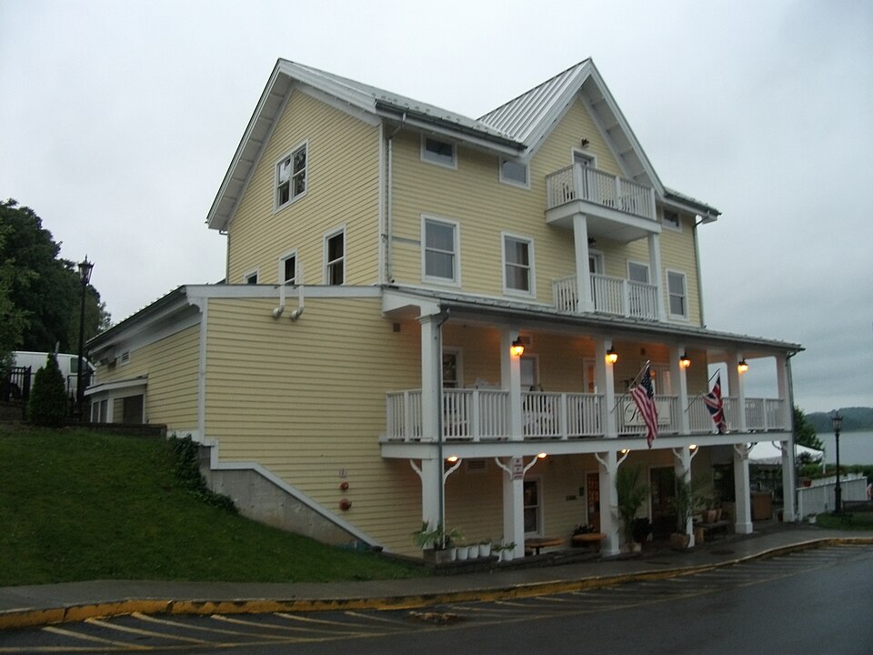 Photograph of Rhinecliff Hotel