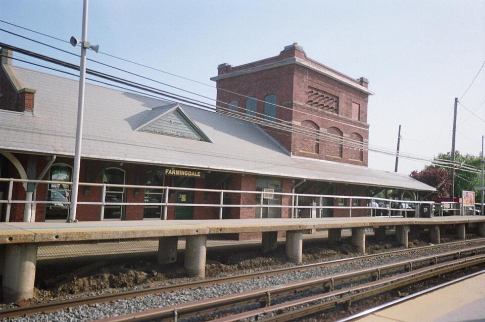 Photograph of Farmingdale station