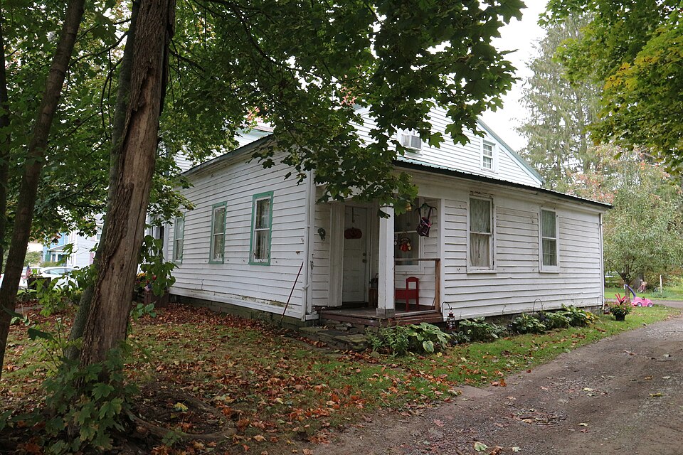 Photograph of Sutton-Chapman-Howland House