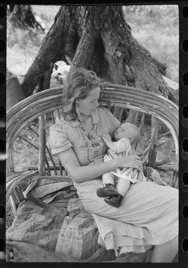 Wife and child of itinerant cane furniture maker and agricultural day laborer camped in Wagoner County, Oklahoma