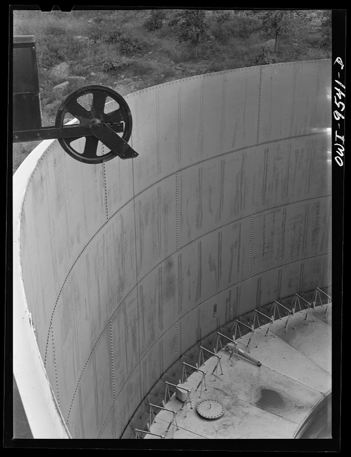 Tulsa, Oklahoma. Top of a storage tank with a floating roof at the pumping station of the Great Lakes pipeline company