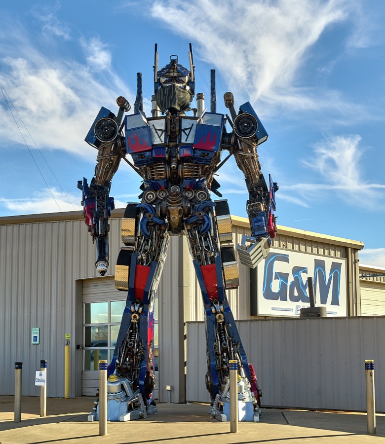 Many U.S. cities have enormous billboards, large animal sculptures, or other landmarks on the edges of key highways that runs through town
