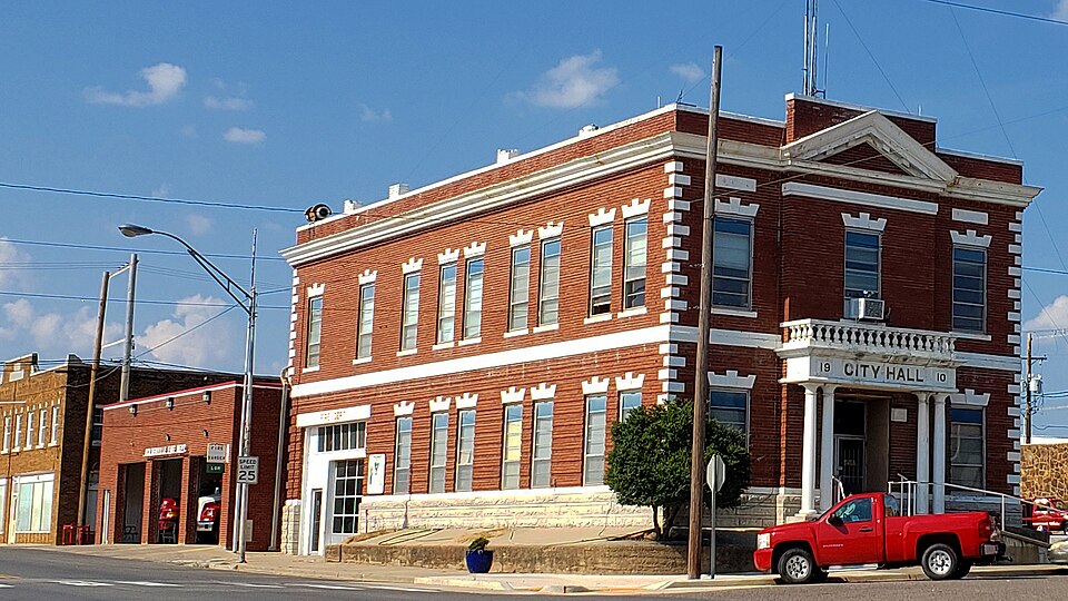 Photograph of Holdenville City Hall