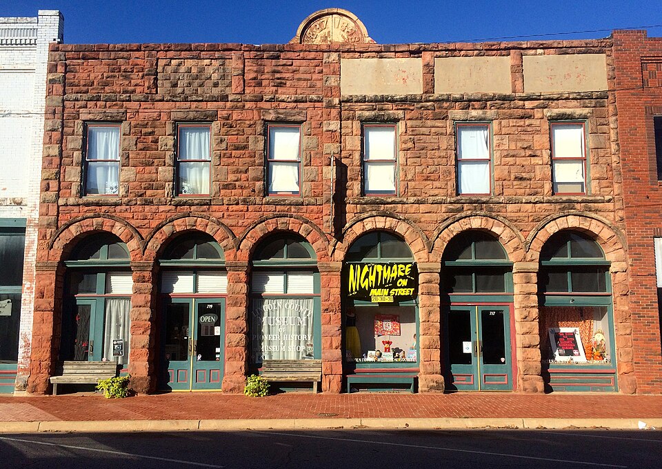 Photograph of Mascho Building and Public Privy