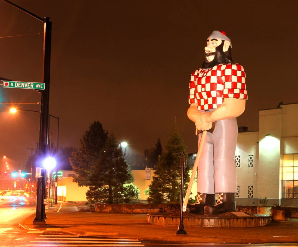 Photograph of Statue of Paul Bunyan