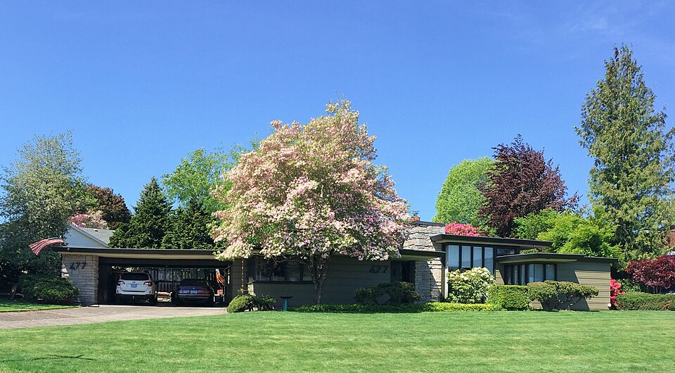 Photograph of Roy E. and Hildur L. Amundsen House