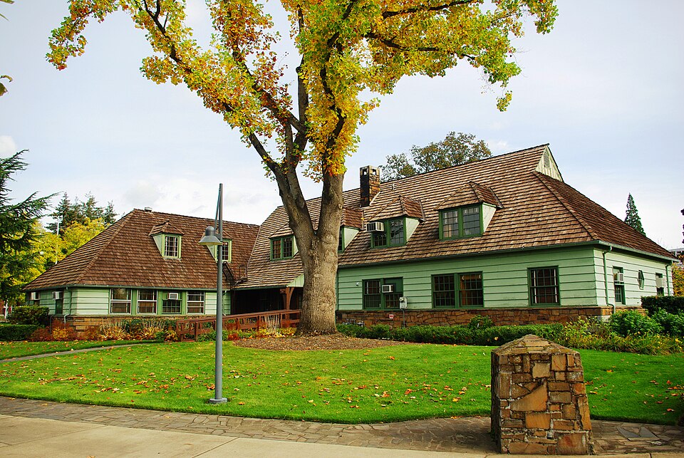 Photograph of Oregon State Forester's Office Building