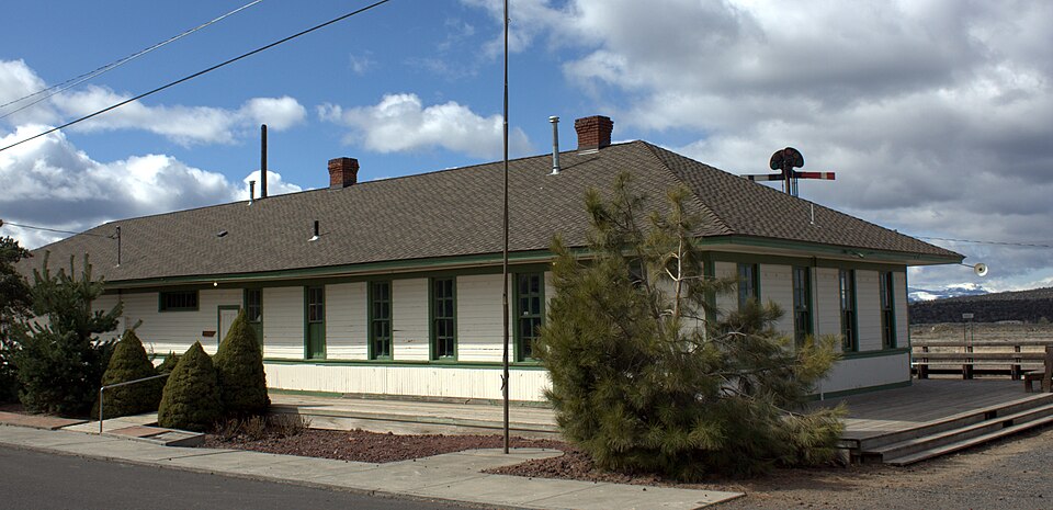 Photograph of Oregon Trunk Railway Passenger and Freight Station
