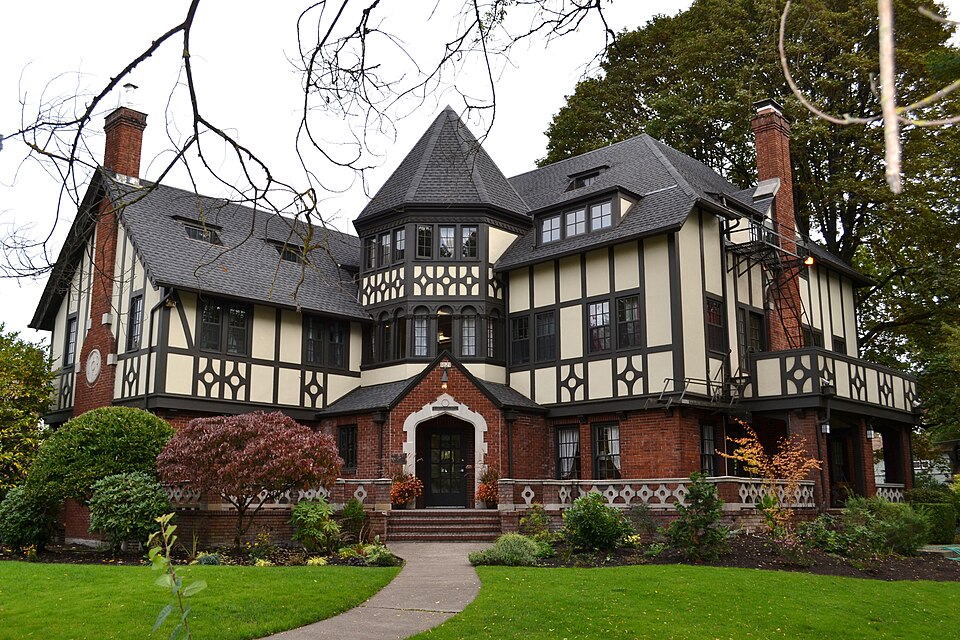 Photograph of Gamma Phi Beta Sorority House