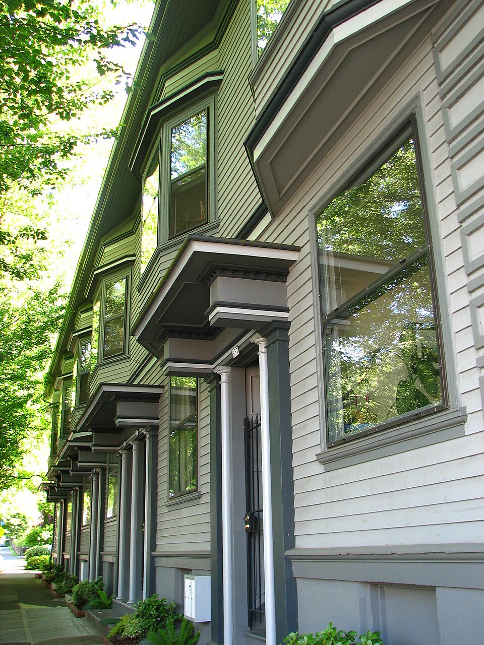 Photograph of Lauer Apartment Building